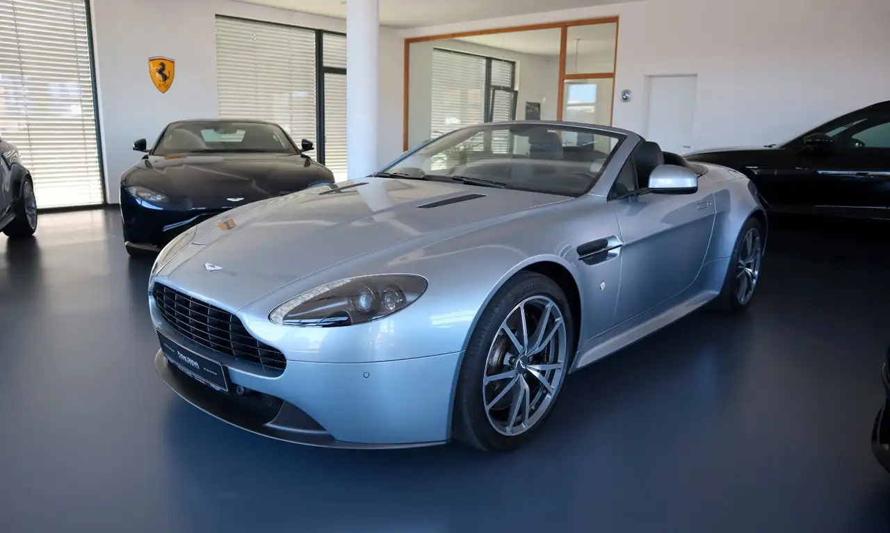 Aston Martin V8