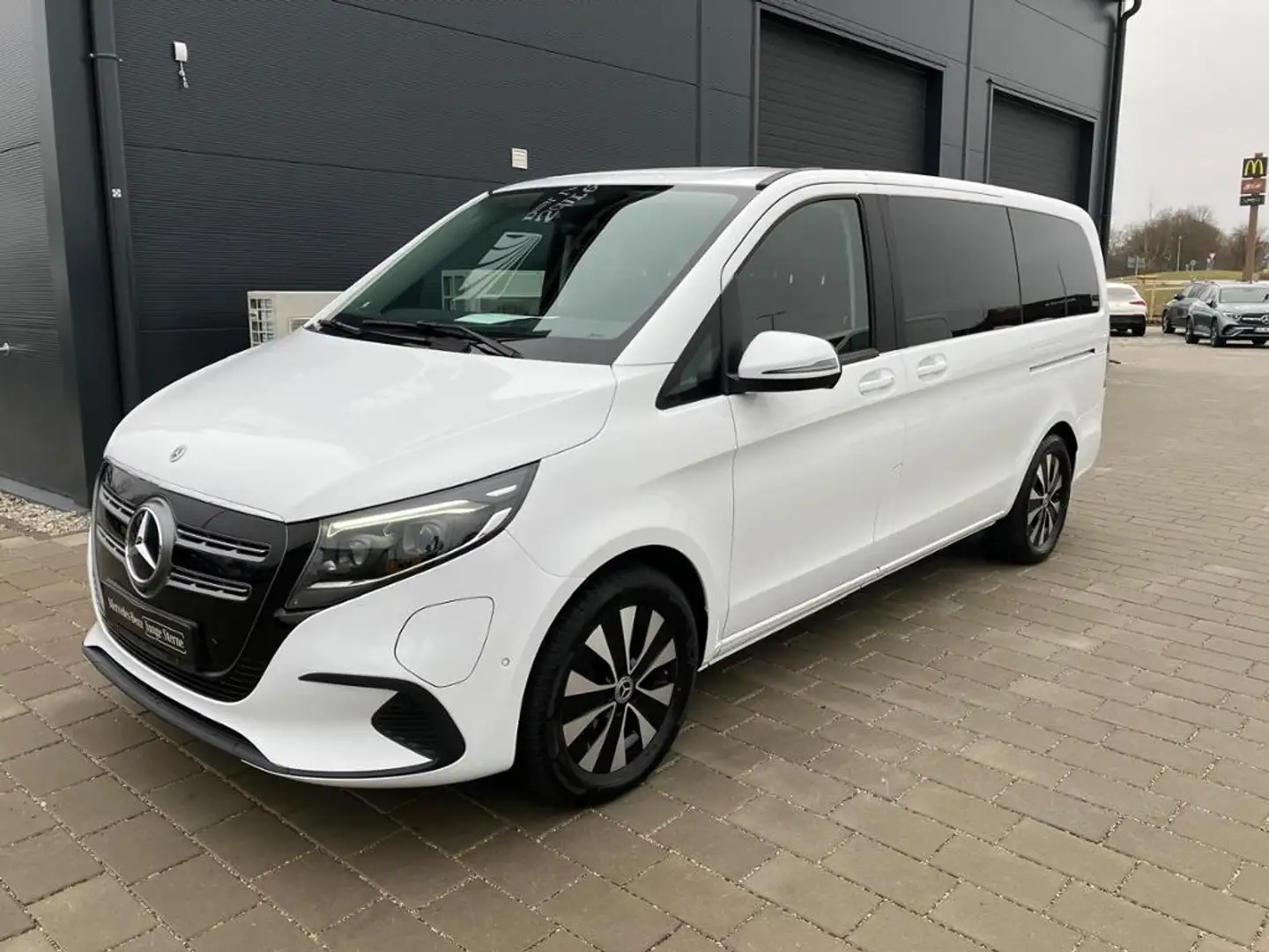 Mercedes-Benz EQV 300 *Facelift* Lang *Distronic*MBUX*Navi*LED Weiß - 2