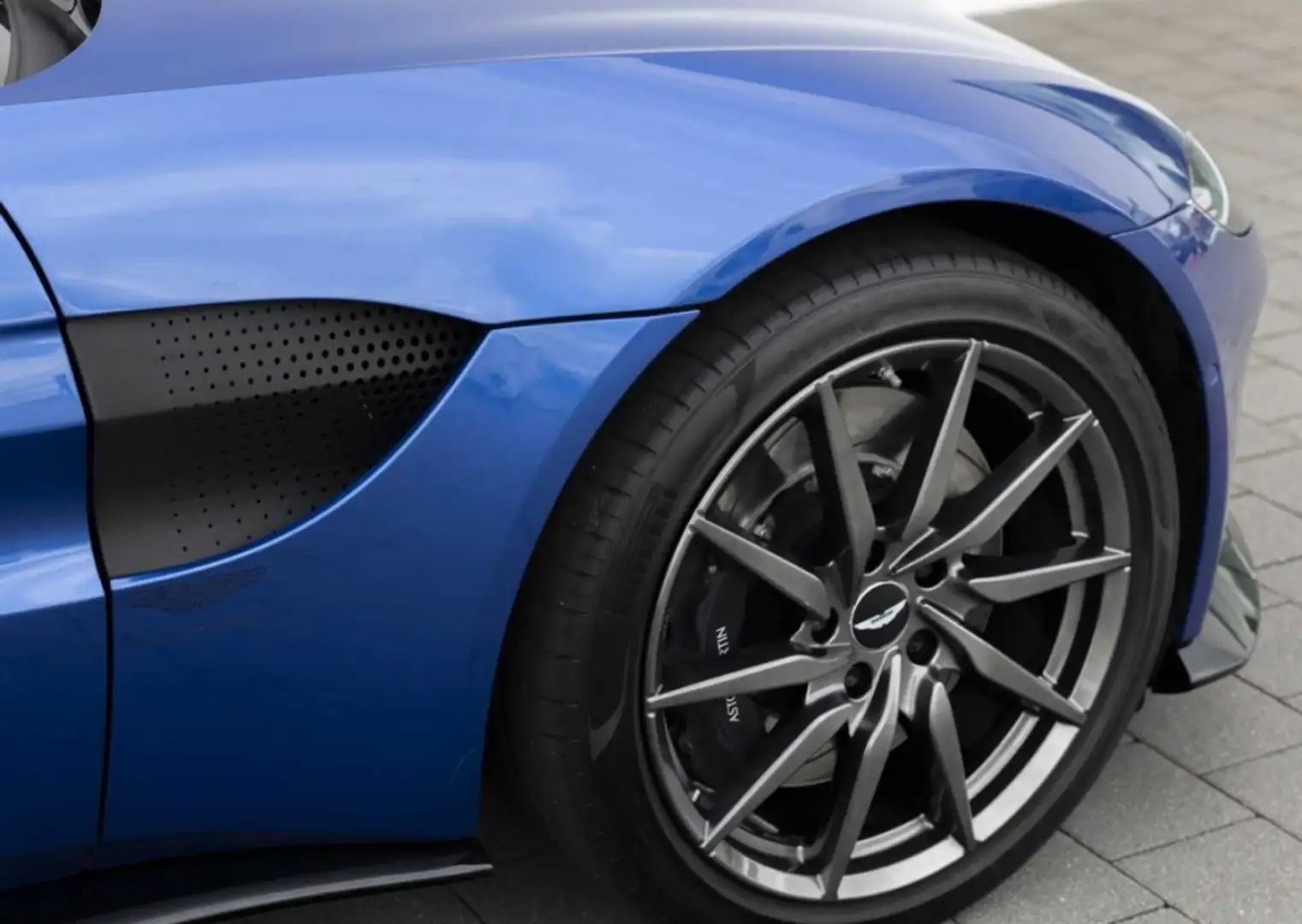 Aston Martin Vantage Blue - 1