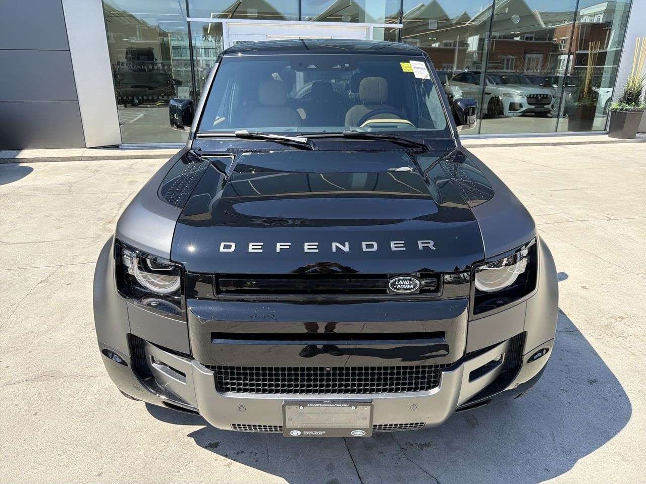 2026 Land Rover Defender 110 P525 V8 alt 3