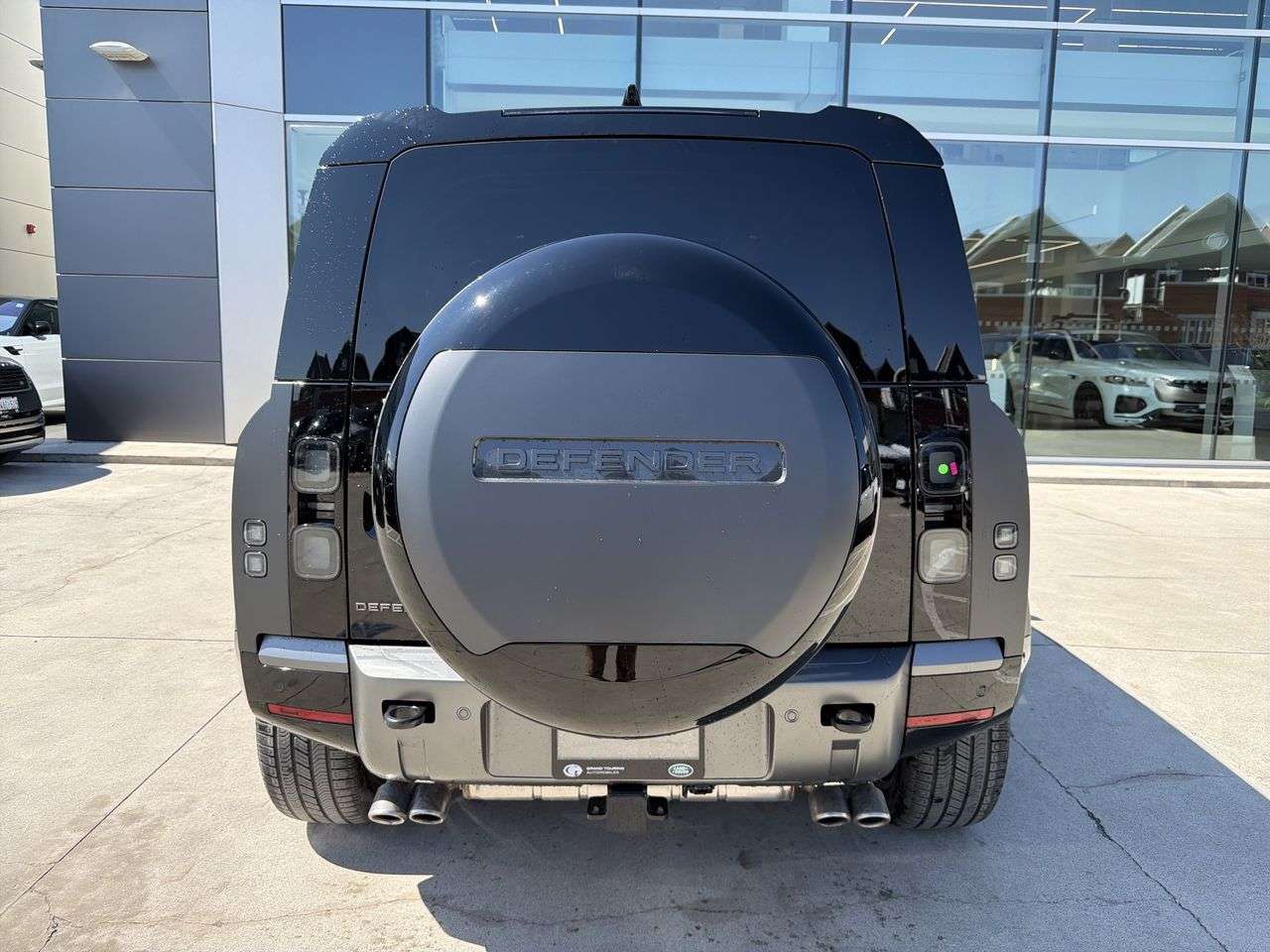 2026 Land Rover Defender 110 P525 V8 alt 4