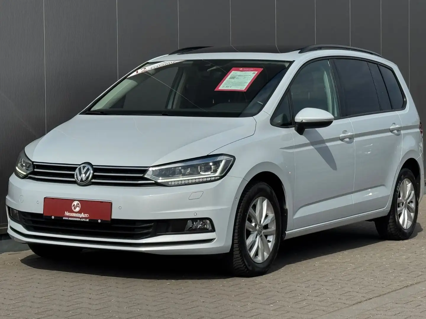 Volkswagen Touran DSG LED NAV+Kam Pano Massage Standhz.VOLL Argent - 1