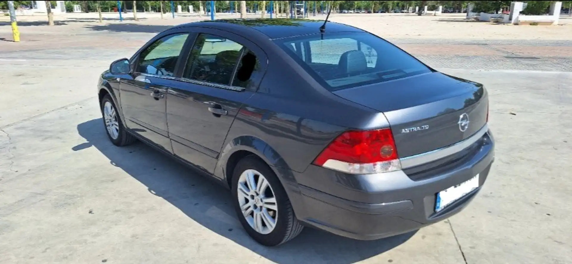 Opel Astra Astra Sedán 1.7CDTi Edition110 Edition Gris - 1