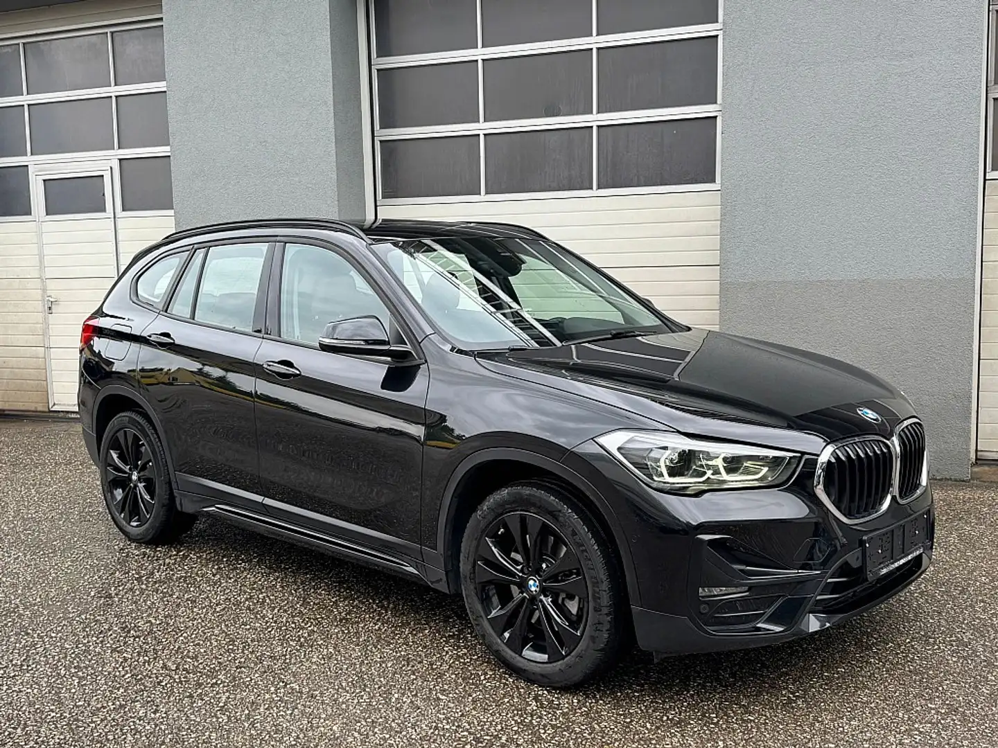 BMW X1 xDrive 20d Sport-Line Aut. Schwarz - 2