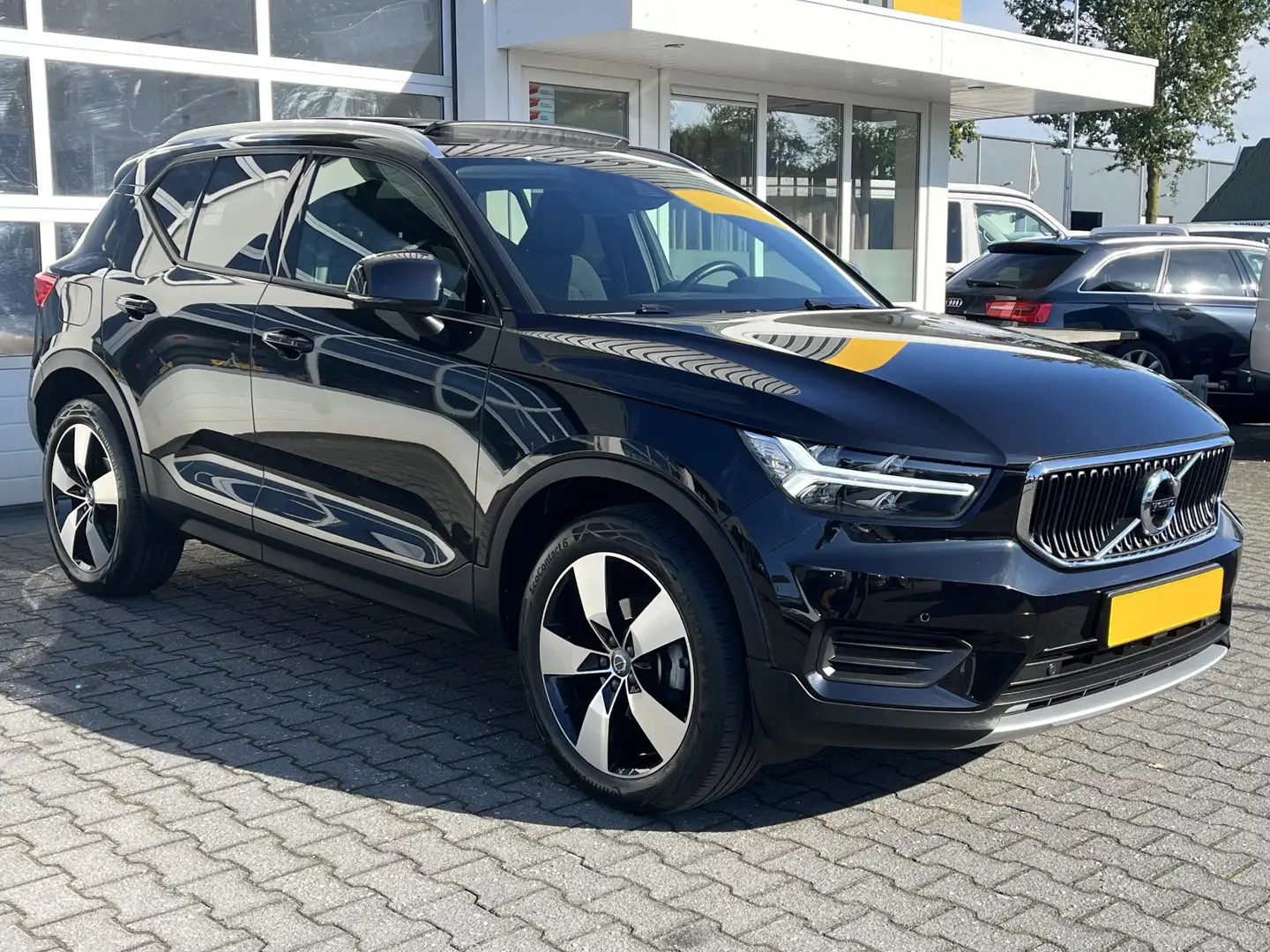 Volvo XC40 1.5 T3 Momentum Pro Panoramadak Camera 19" licht m Schwarz - 1