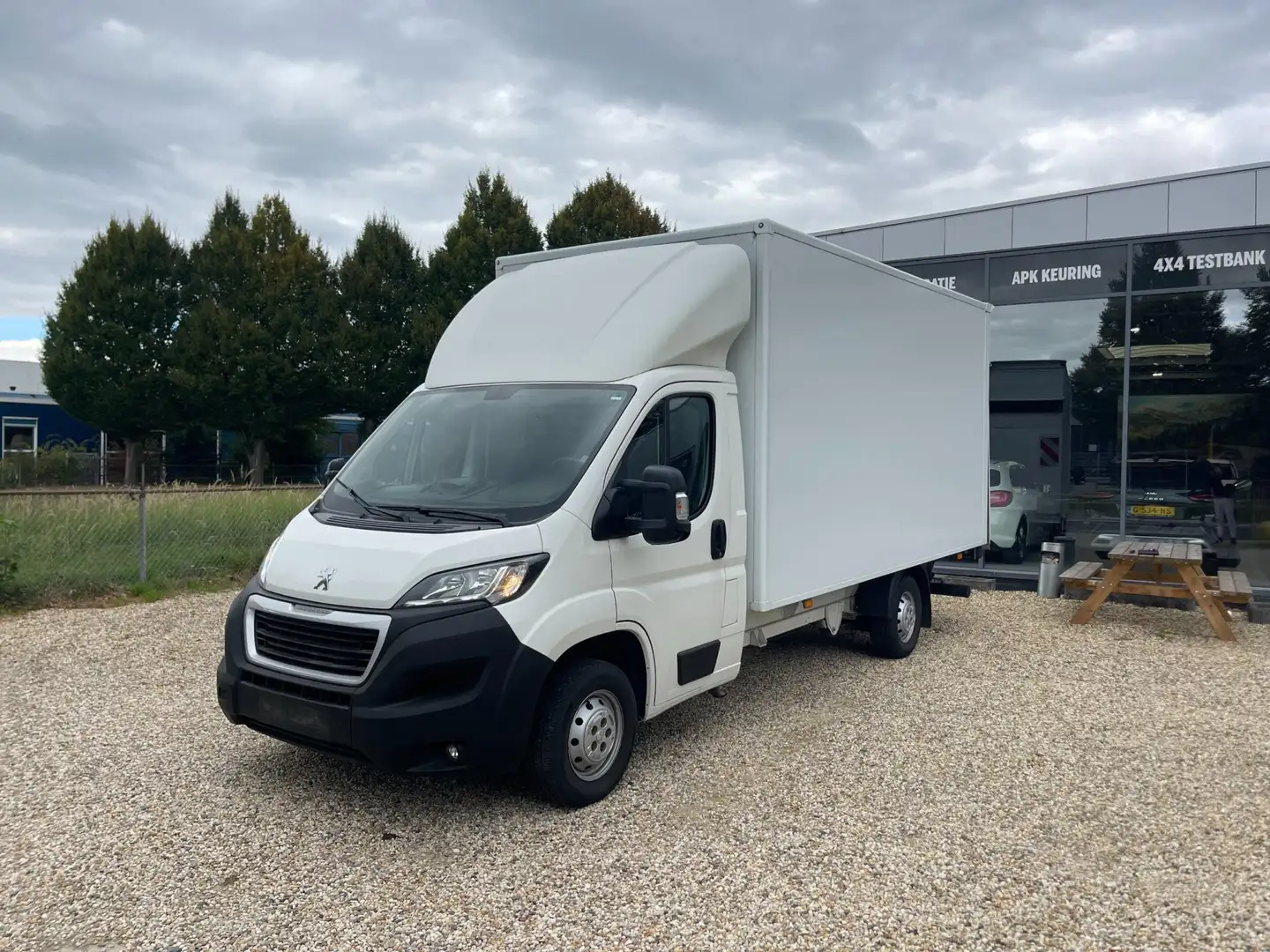 Peugeot Boxer 2.0 BlueHDI|BAKWAGEN|LAADKLEP|NAVI|AIRCO Wit - 1