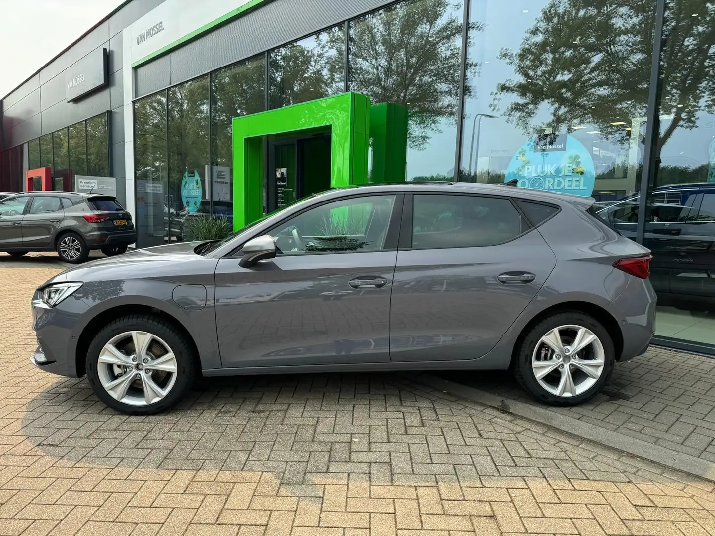 SEAT Leon e-Hybrid 1.5 TSI FR Business | €6.200,- Actievoordeel t.o.v Šedá - 2