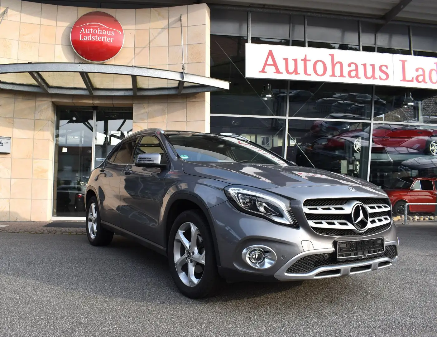 Mercedes-Benz GLA 200 *Panorama*Urban*Kamera*LED High Perf.* Grijs - 1