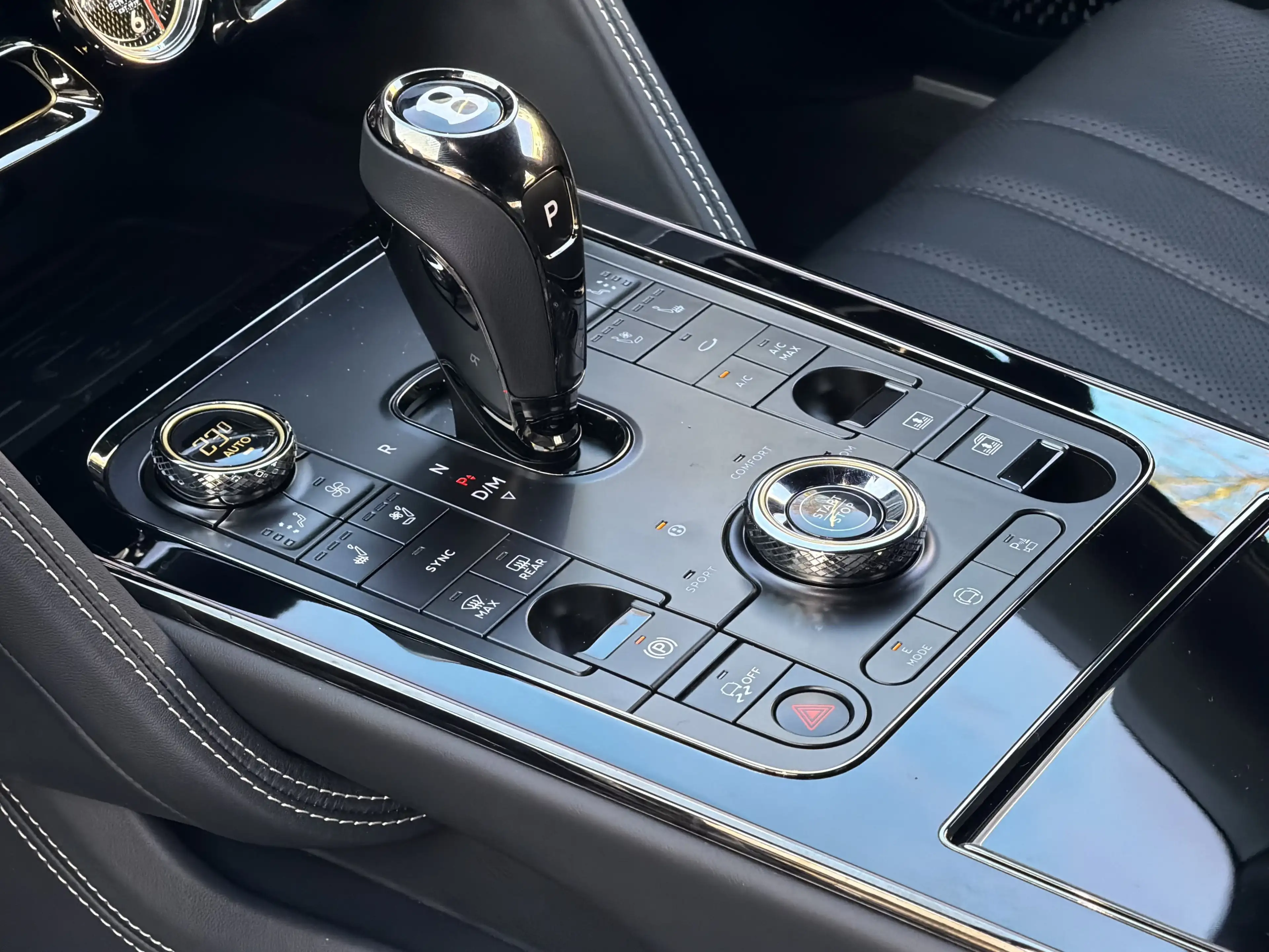 Bentley Flying Spur V8 Hybrid *B&O*Rotating* — photo 14