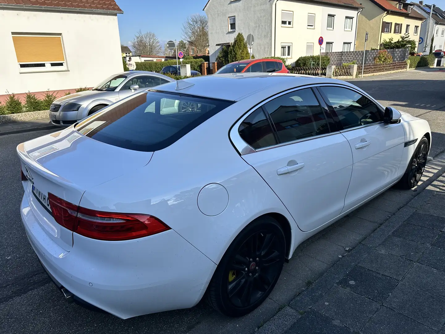 Jaguar XE 25t Pure Alb - 2