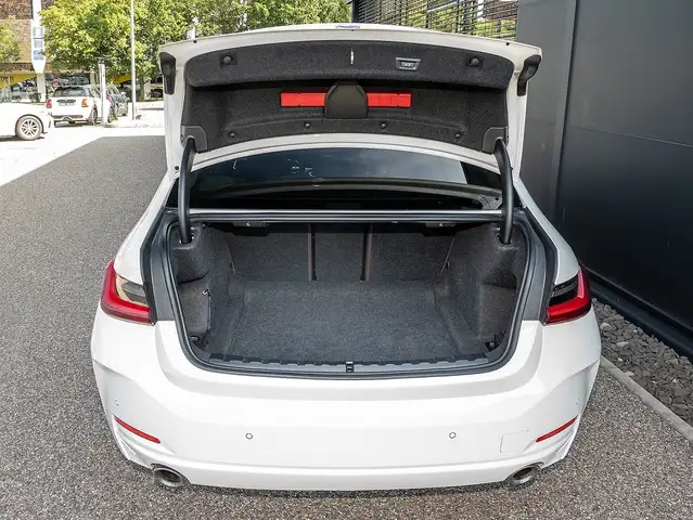BMW 3 Series view 18