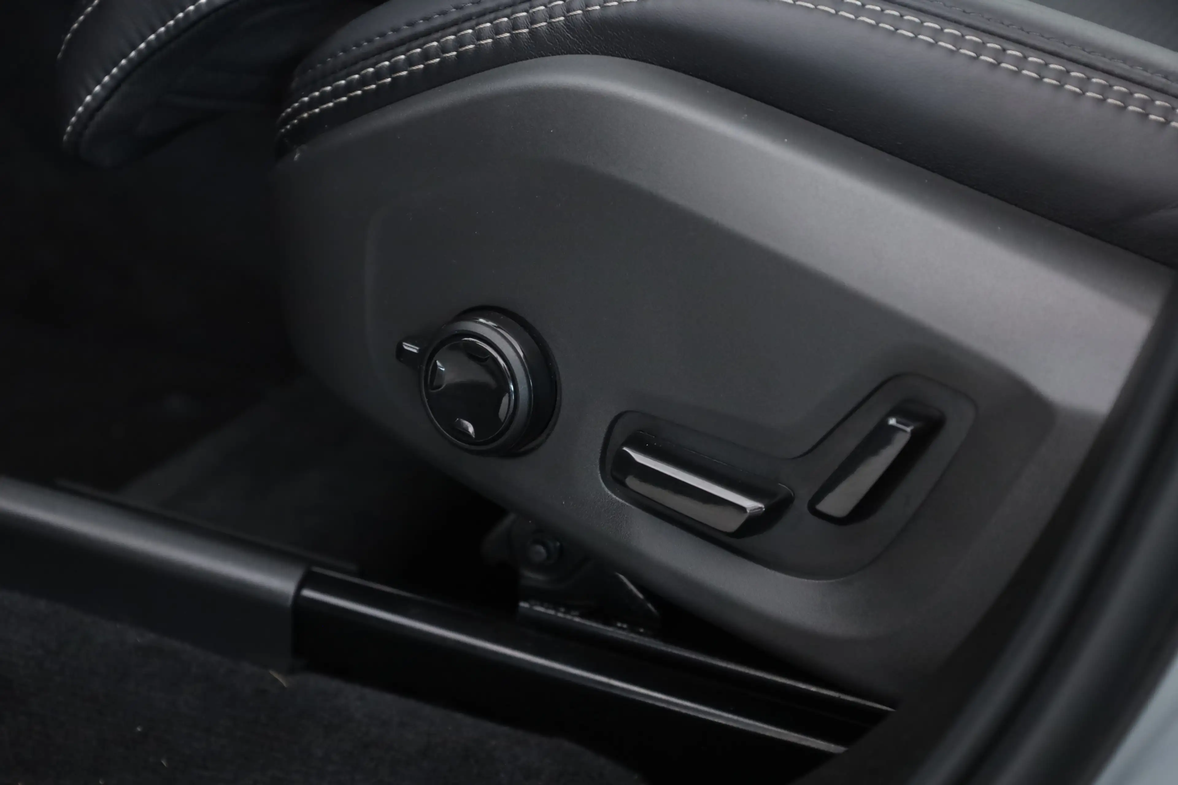 Volvo XC60 2.0 T8 Plug-in hybrid AWD Ultra Black Edition | Lu — photo 4