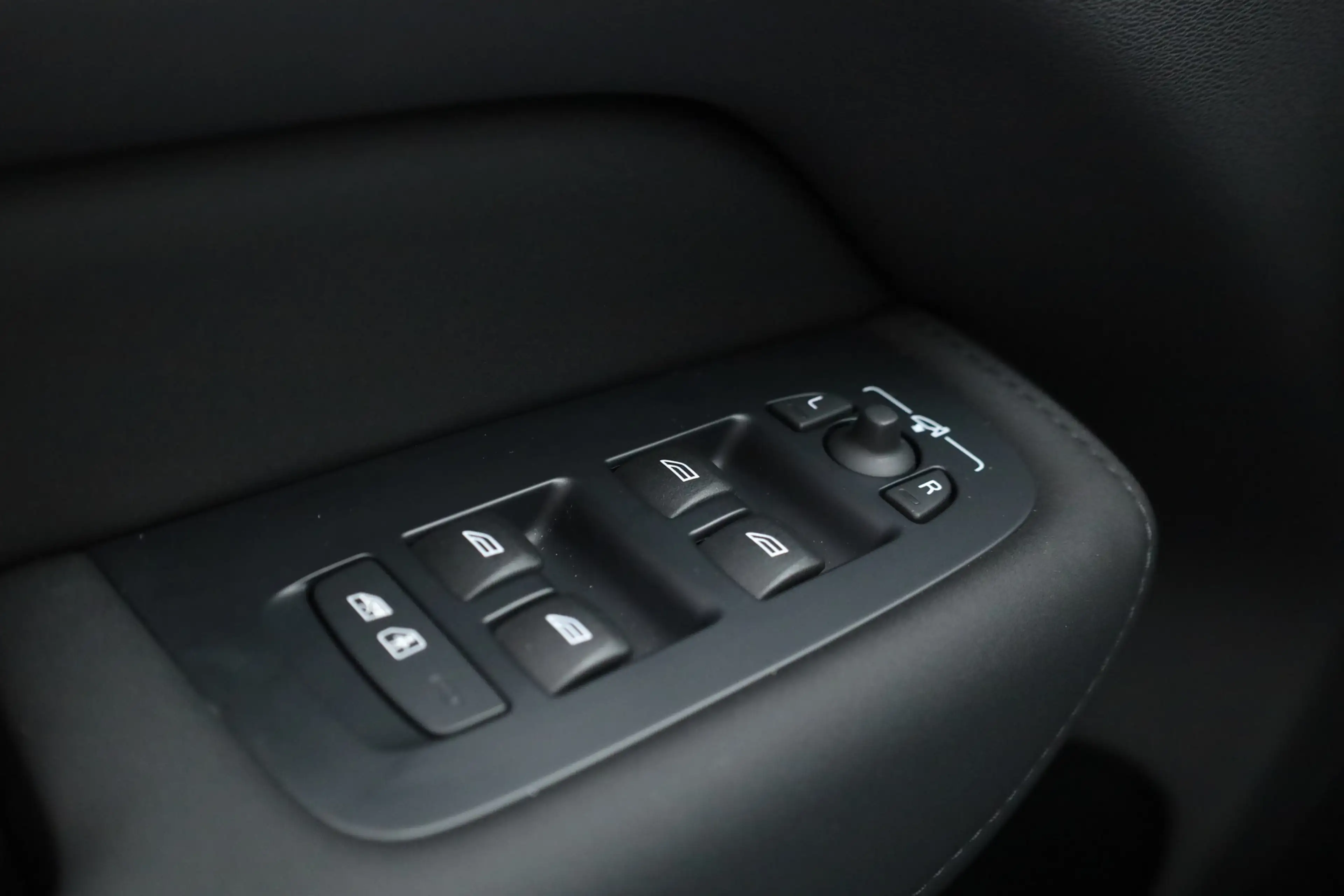 Volvo XC60 2.0 T8 Plug-in hybrid AWD Ultra Black Edition | Lu — photo 7