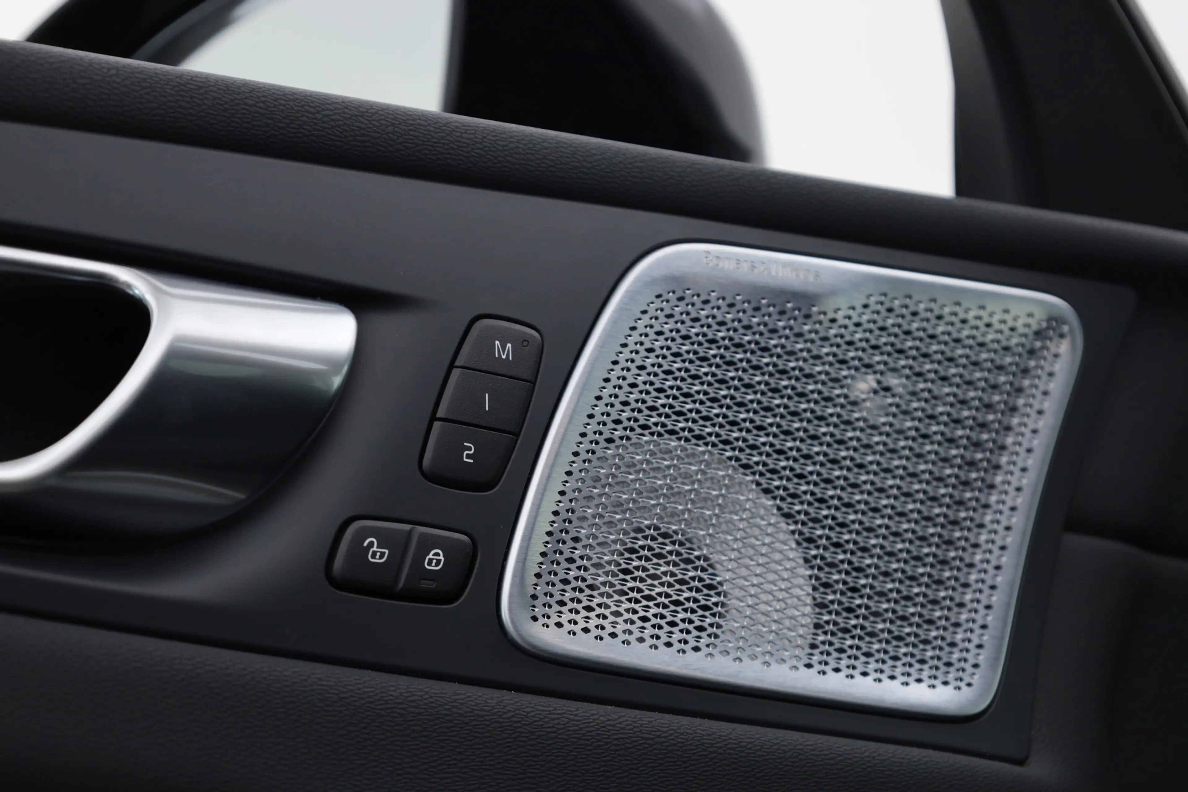 Volvo XC60 2.0 T8 Plug-in hybrid AWD Ultra Black Edition | Lu — photo 6