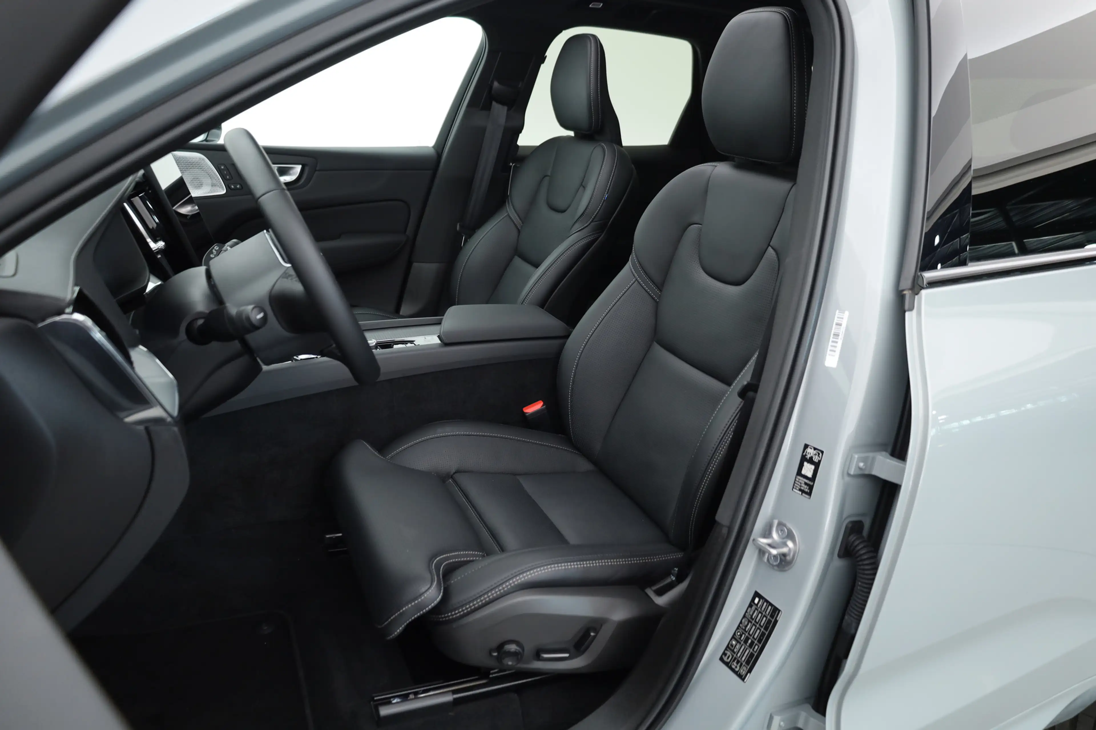 Volvo XC60 2.0 T8 Plug-in hybrid AWD Ultra Black Edition | Lu — photo 3