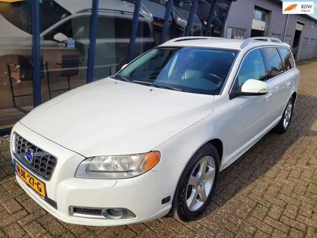 Volvo V70 2.5FT Summum 230PK LEER / ECC / PDC / YOUNGTIMER