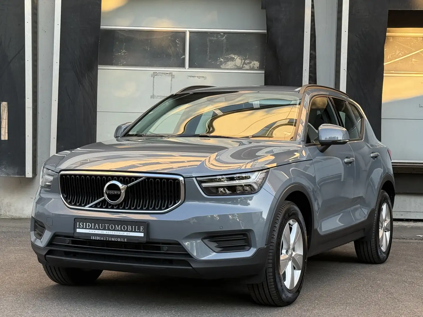 Volvo XC40 LED Navi Lenkrad+Standheizung Kamera AHK Grau - 1