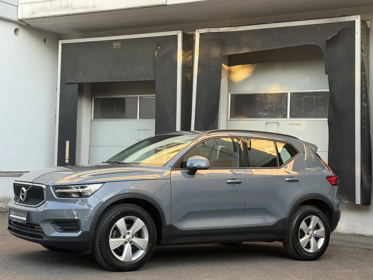 Volvo XC40 LED Navi Lenkrad+Standheizung Kamera AHK Grau - 2
