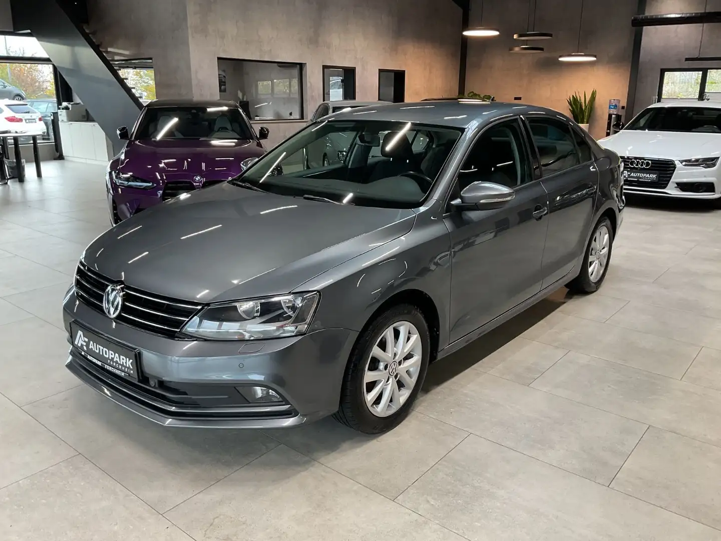 Volkswagen Jetta 1.4 TSI Navi Sitzh. BT PDC GRA Alu Grau - 1
