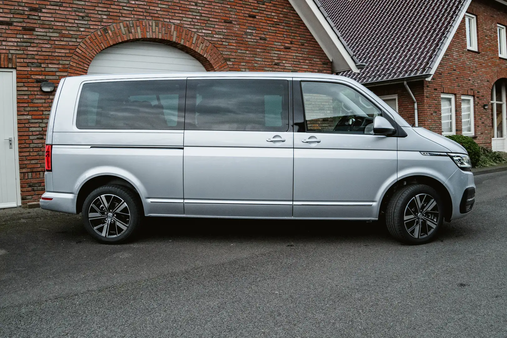 Volkswagen T6.1 Caravelle Caravelle 204pk Highline 4-MOTION DSG L2H1 VOORRAA Zilver - 2