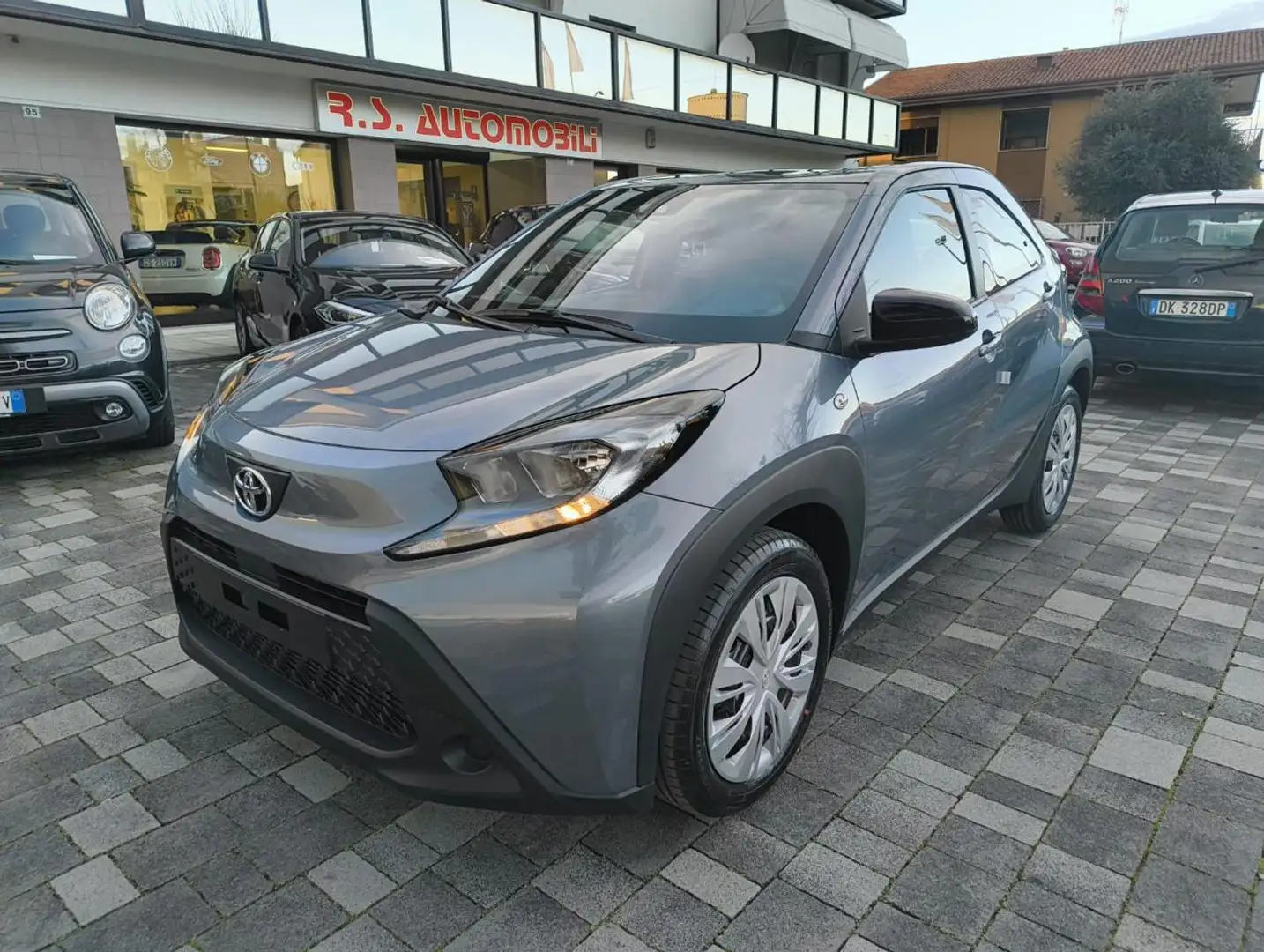 Toyota Aygo X 1.0 VVT-i 72 CV 5 porte Active Gris - 1
