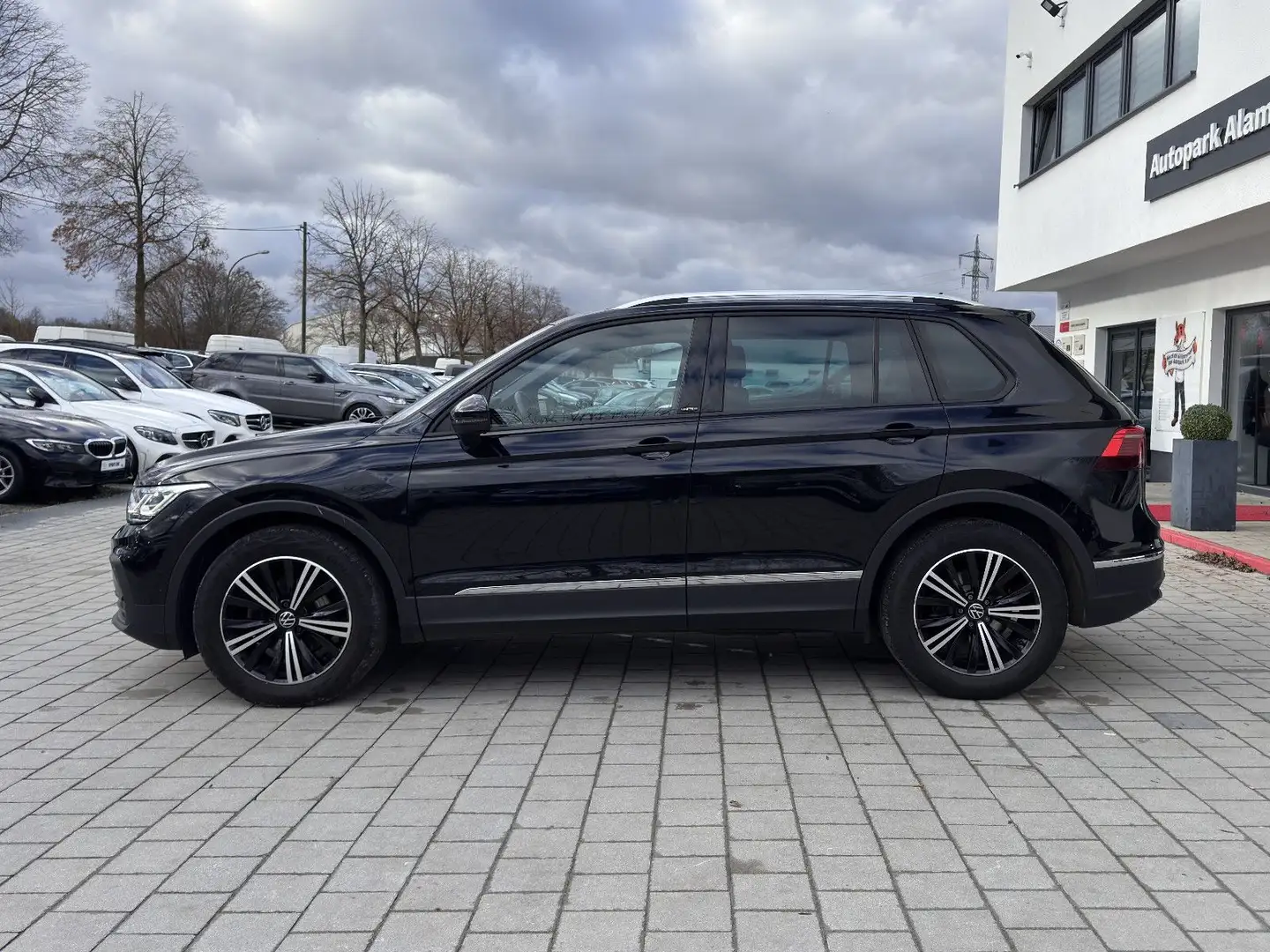 Volkswagen Tiguan United 1,5 TSI DSG LED Navi Pano ACC ViCo Zwart - 2