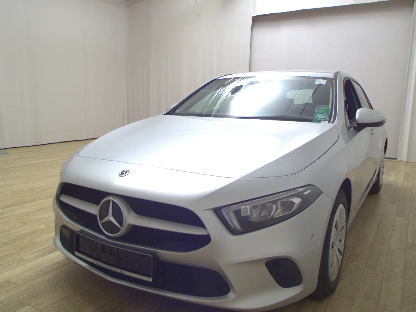 Mercedes-Benz A 180 d Navi LED KeyLess MBUX SpurH KlimaA SHZ Silber - 2