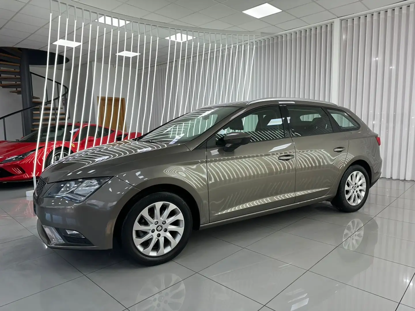 SEAT Leon ST 1.6TDI CR S&S Style 105 Marrón - 2