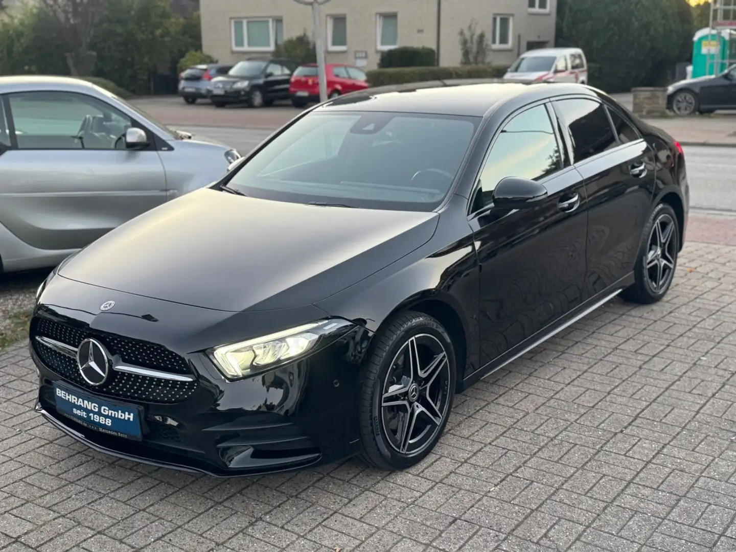 Mercedes-Benz A 250 e*AMG+NIGHT*AMBIENTE*LED*KAMERA*NAVI* Schwarz - 2