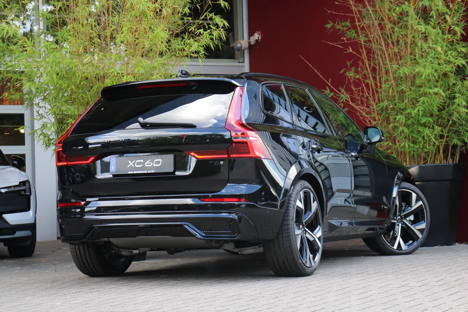 Volvo XC60 2.0 T6 Plug-in hybrid AWD Ultra Black Edition | Lu Noir - 2