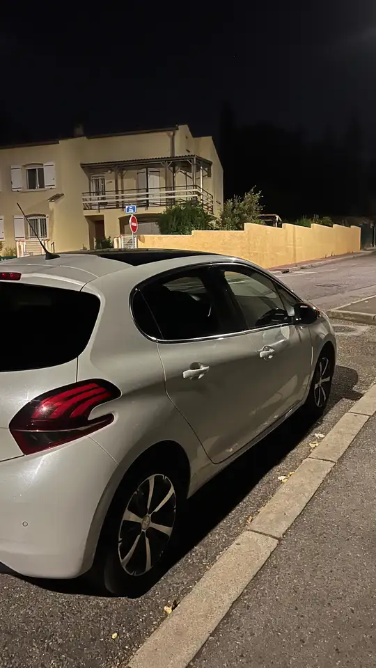 Peugeot 208 208 — photo 4