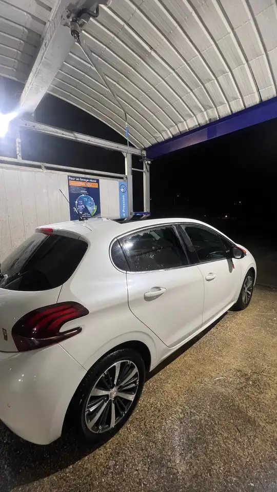 Peugeot 208 208 — photo 21
