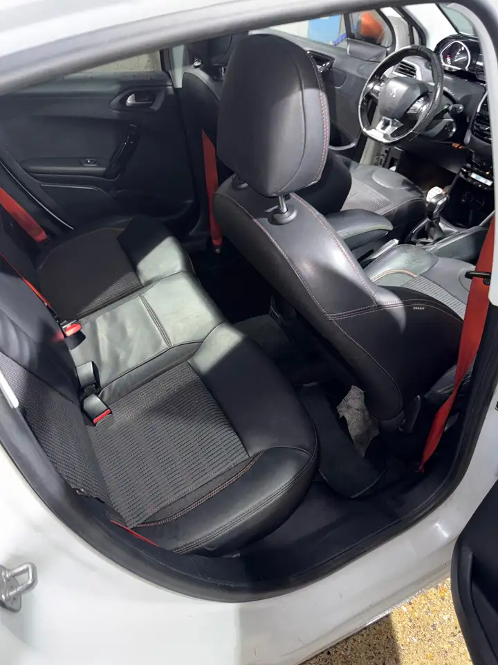 Peugeot 208 208 — photo 17