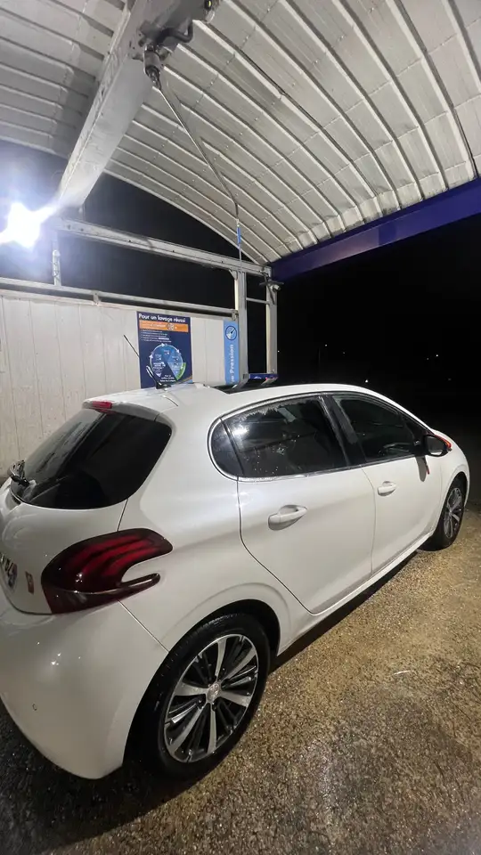 Peugeot 208 208 — photo 22
