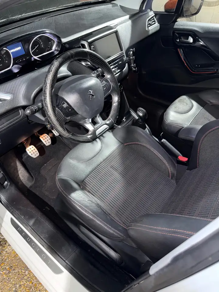 Peugeot 208 208 — photo 15
