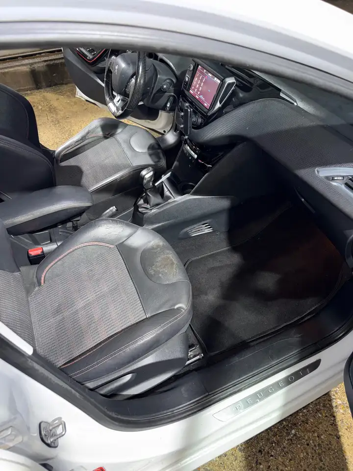 Peugeot 208 208 — photo 18