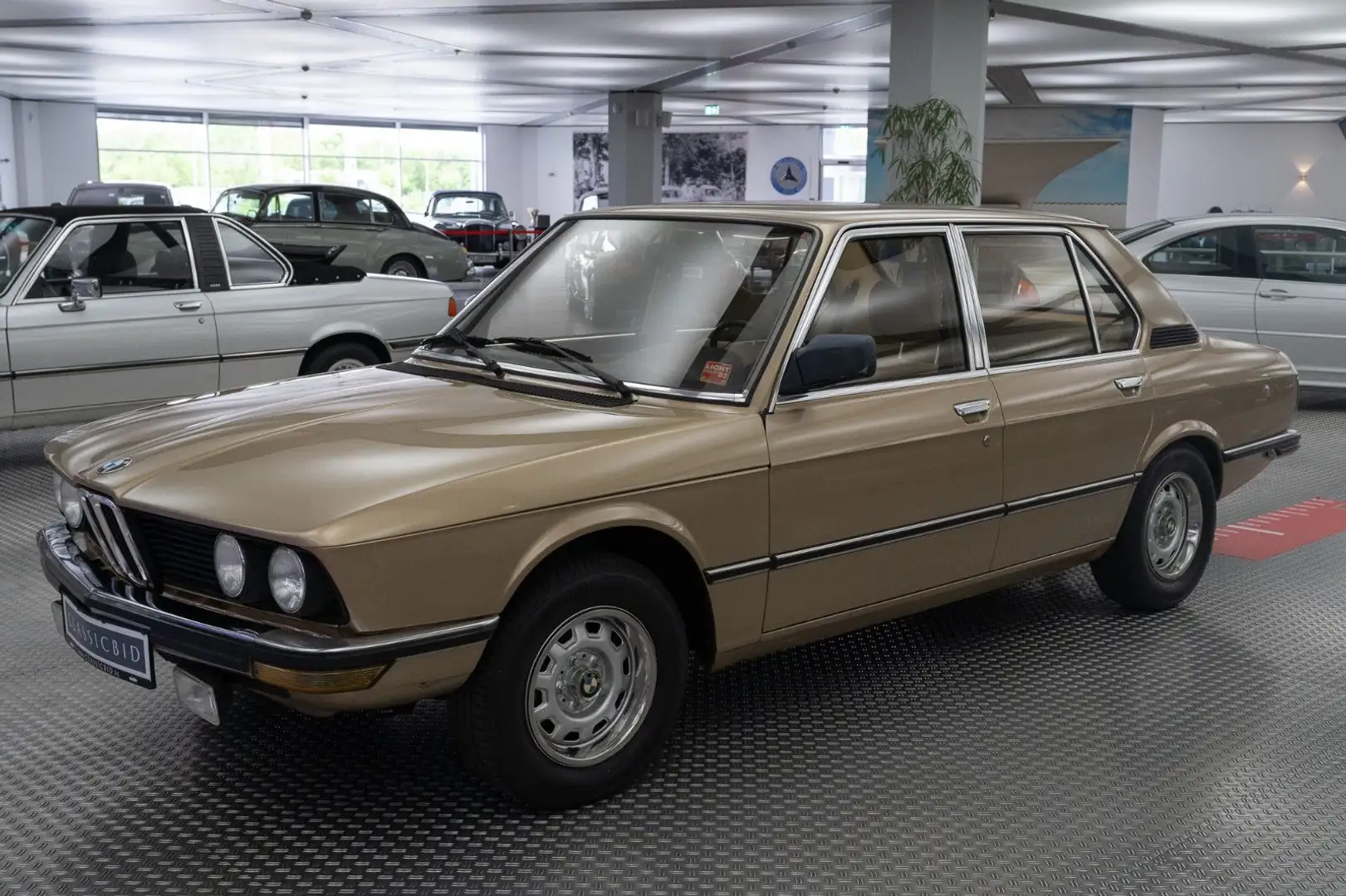 BMW 520 Beige - 1