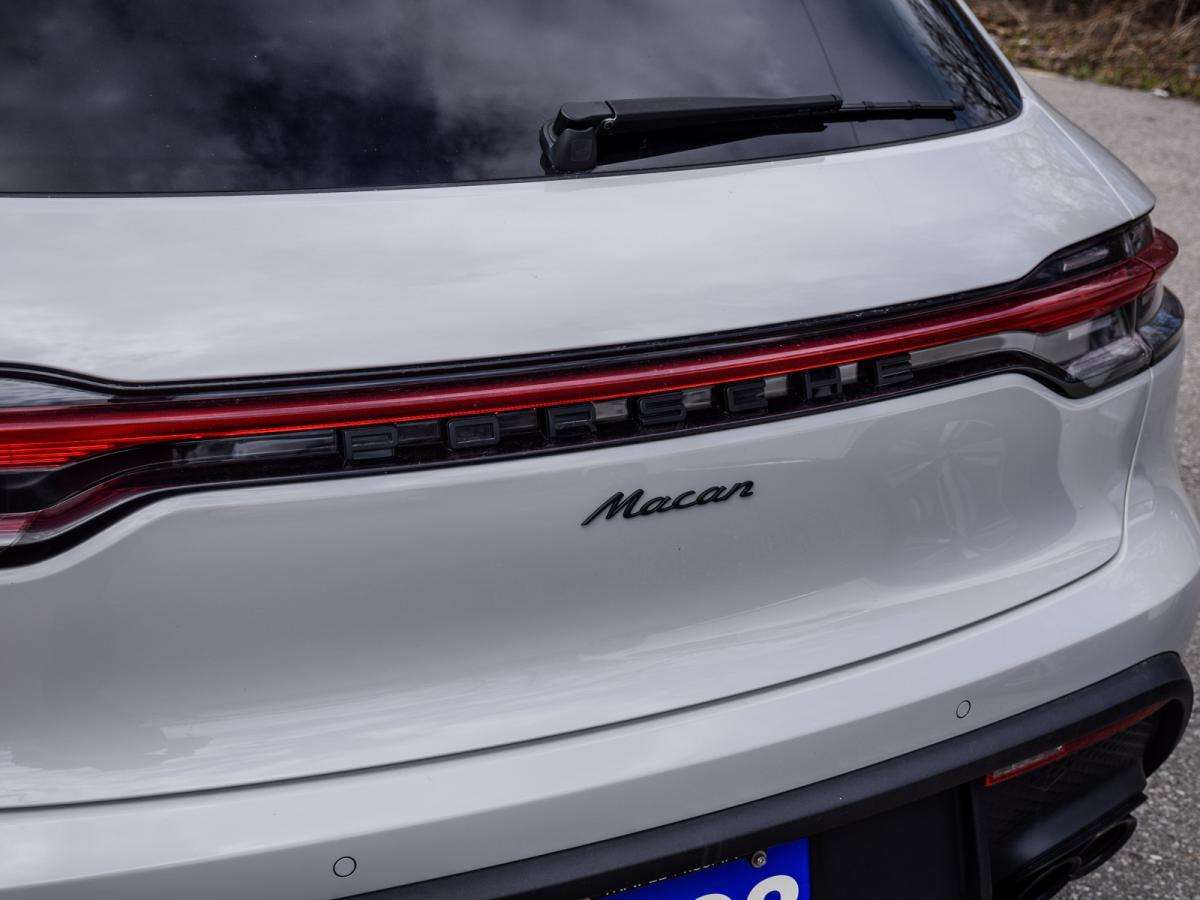 2023 Porsche Macan AWD | Clean CarFax | Certified thumb 11