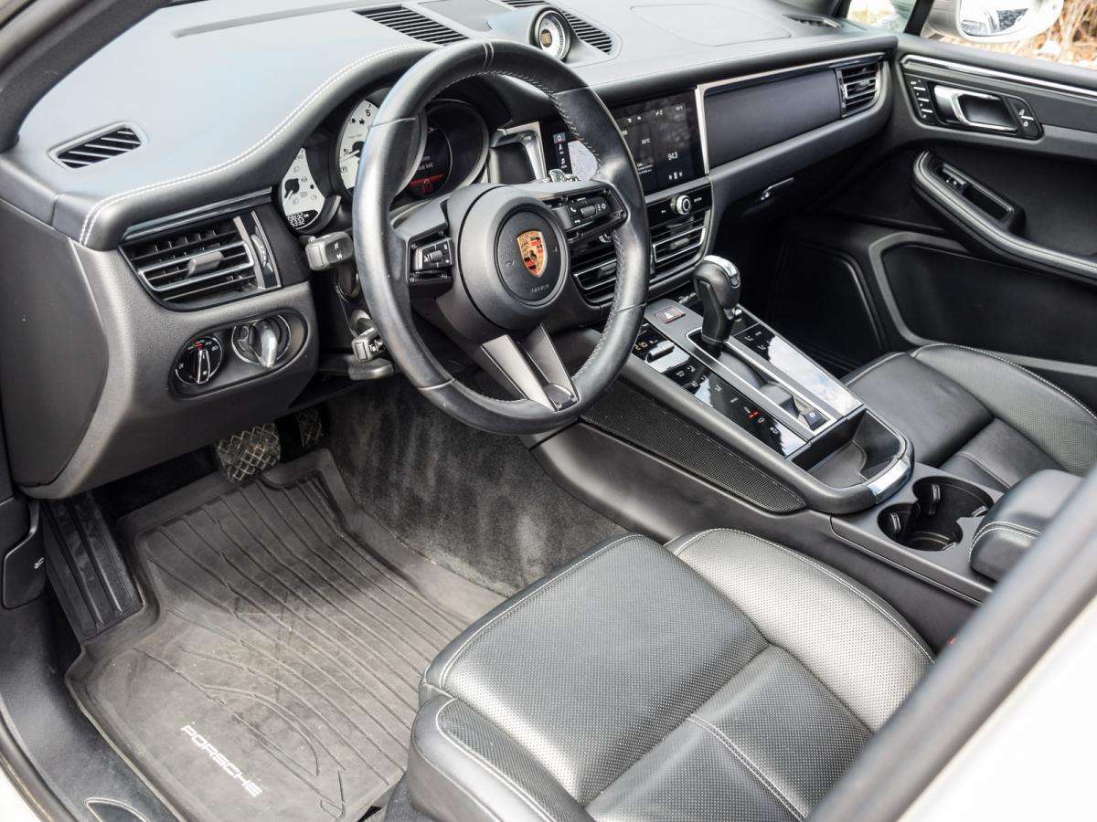 2023 Porsche Macan AWD | Clean CarFax | Certified thumb 16