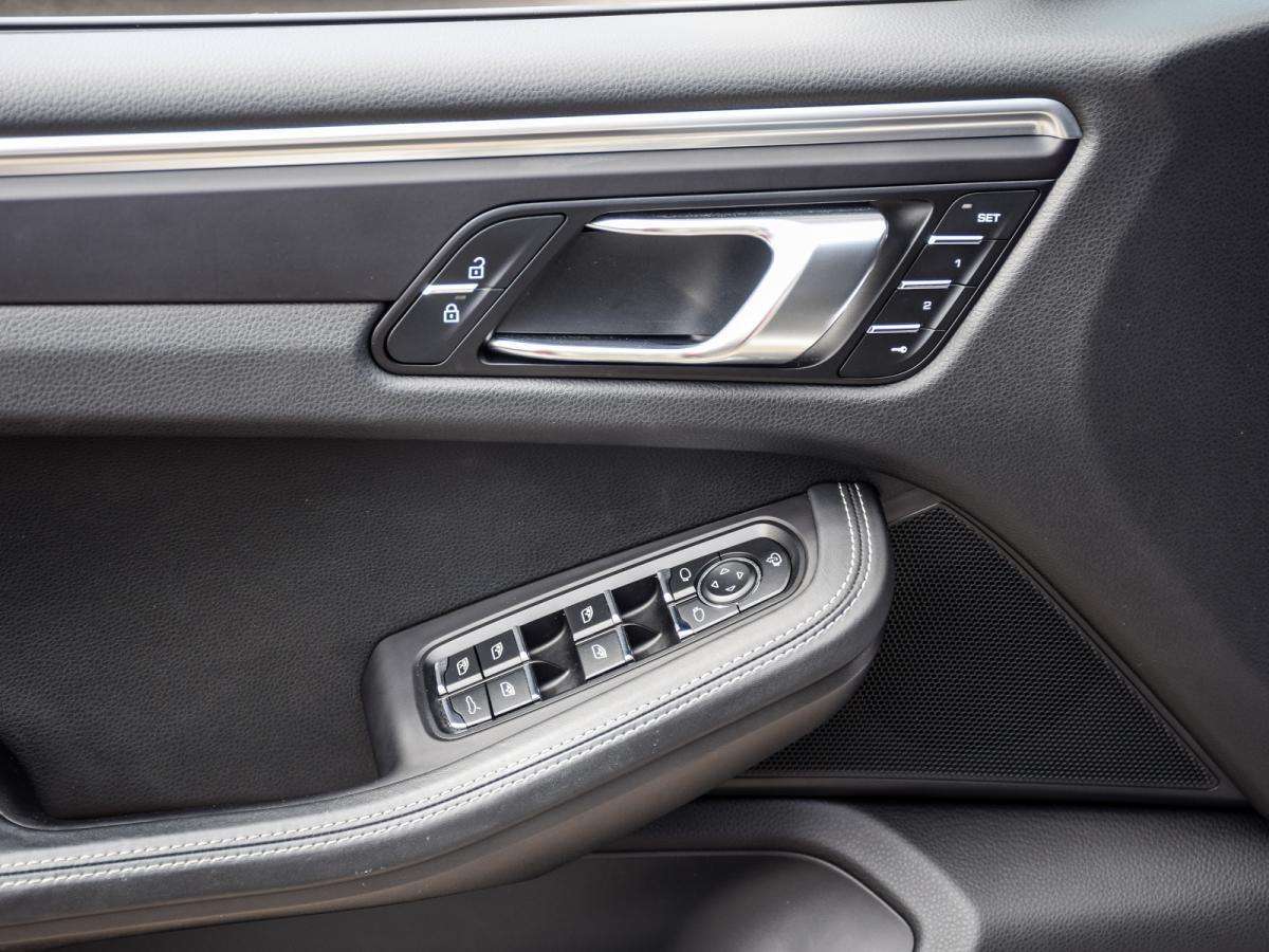 2023 Porsche Macan AWD | Clean CarFax | Certified thumb 15