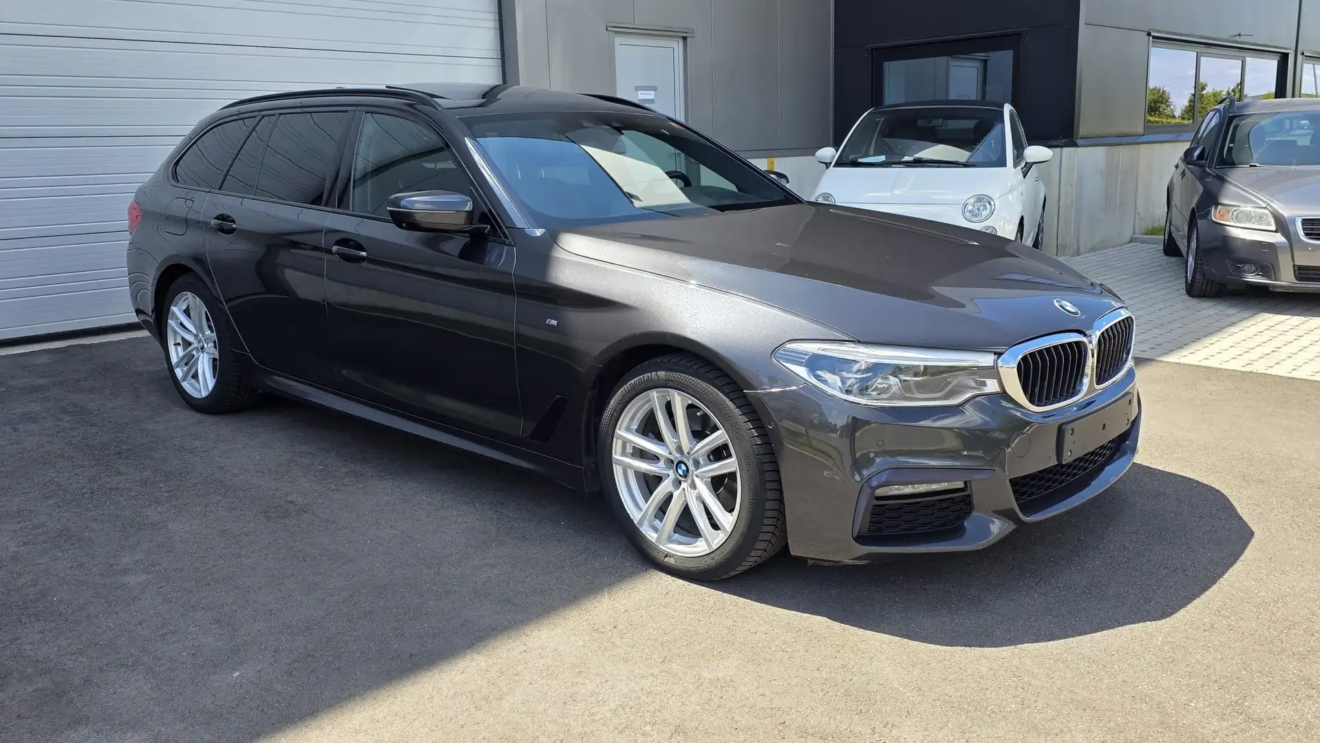 BMW 520 520d xDrive Touring Aut. Sport Line Zwart - 2