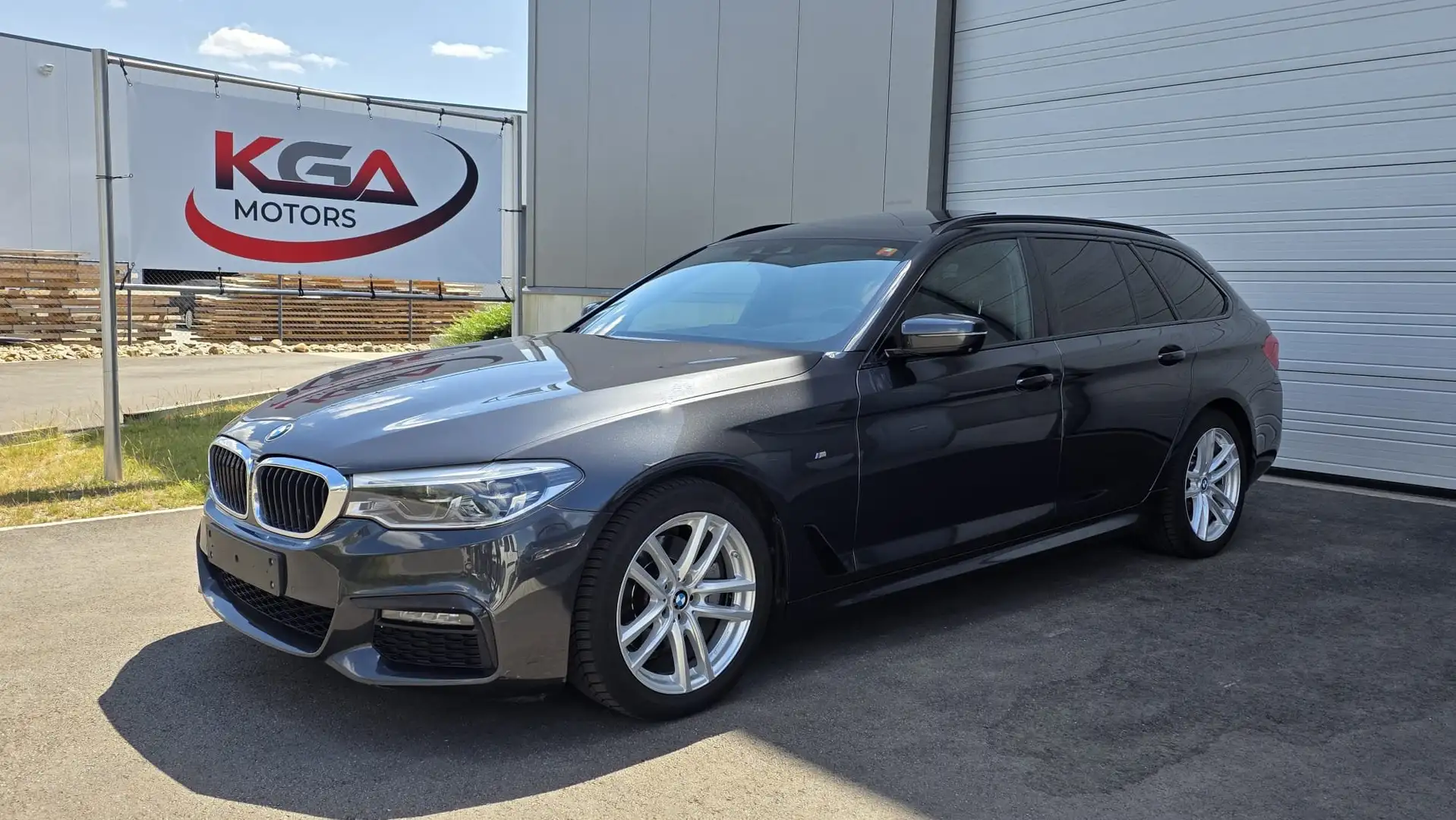 BMW 520 520d xDrive Touring Aut. Sport Line Zwart - 1