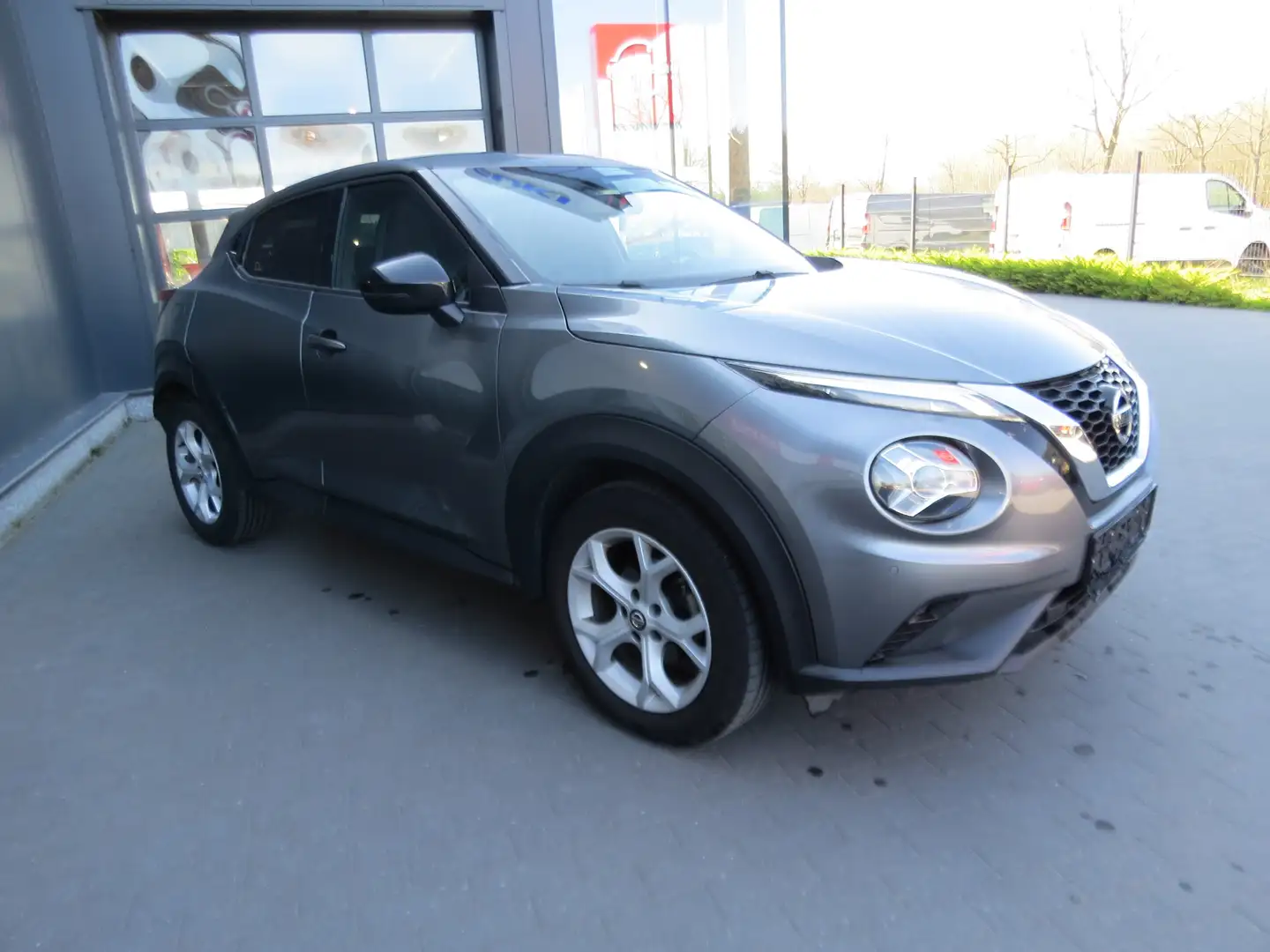 Nissan Juke 1.0 DIG-T 2WD N-Connecta DCT Grau - 2