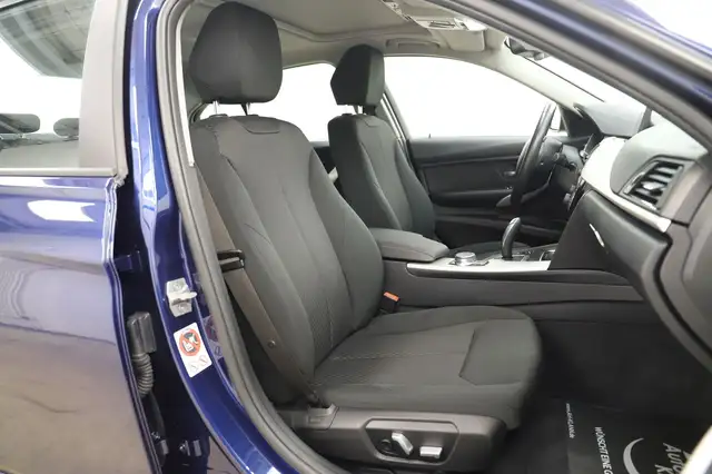 BMW 3 Series view 10