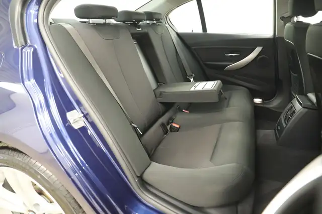 BMW 3 Series view 12