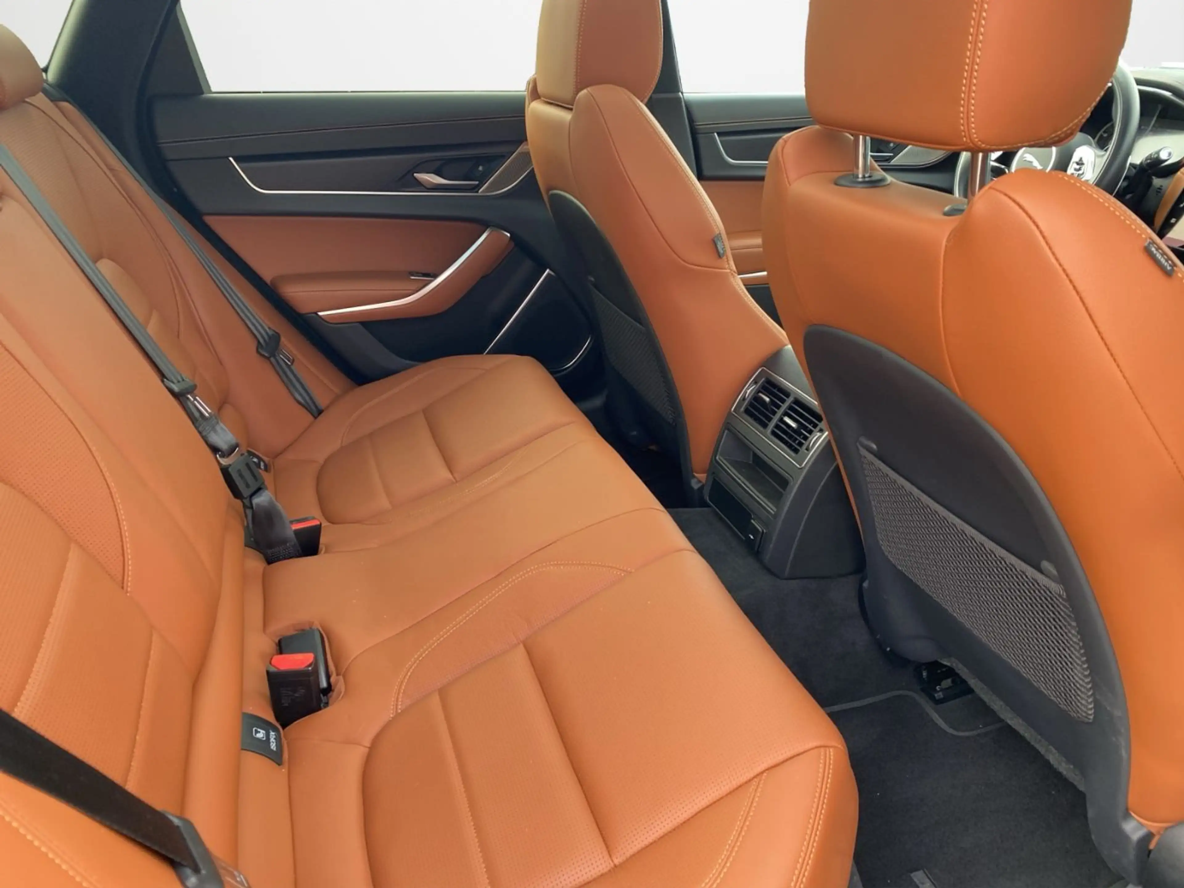 Jaguar XF Sportbrake R-Dynamic AWD Dynamic Black — photo 13