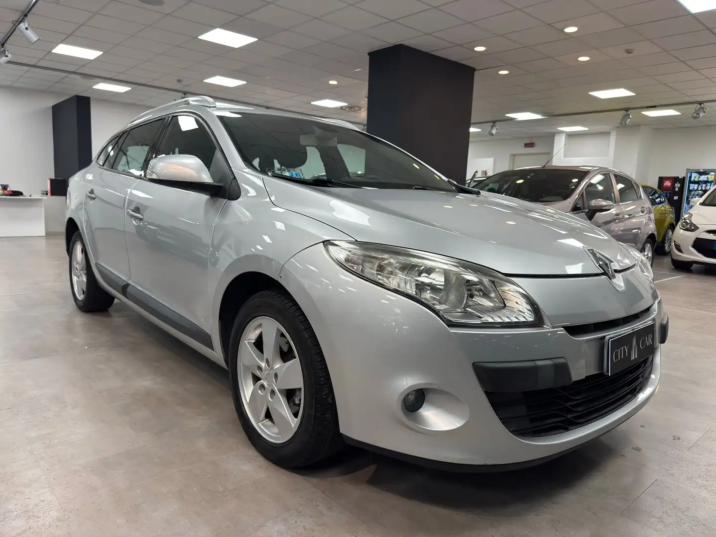 Renault Megane SporTour 1.5 dci Luxe TomTom 110cv Silber - 1