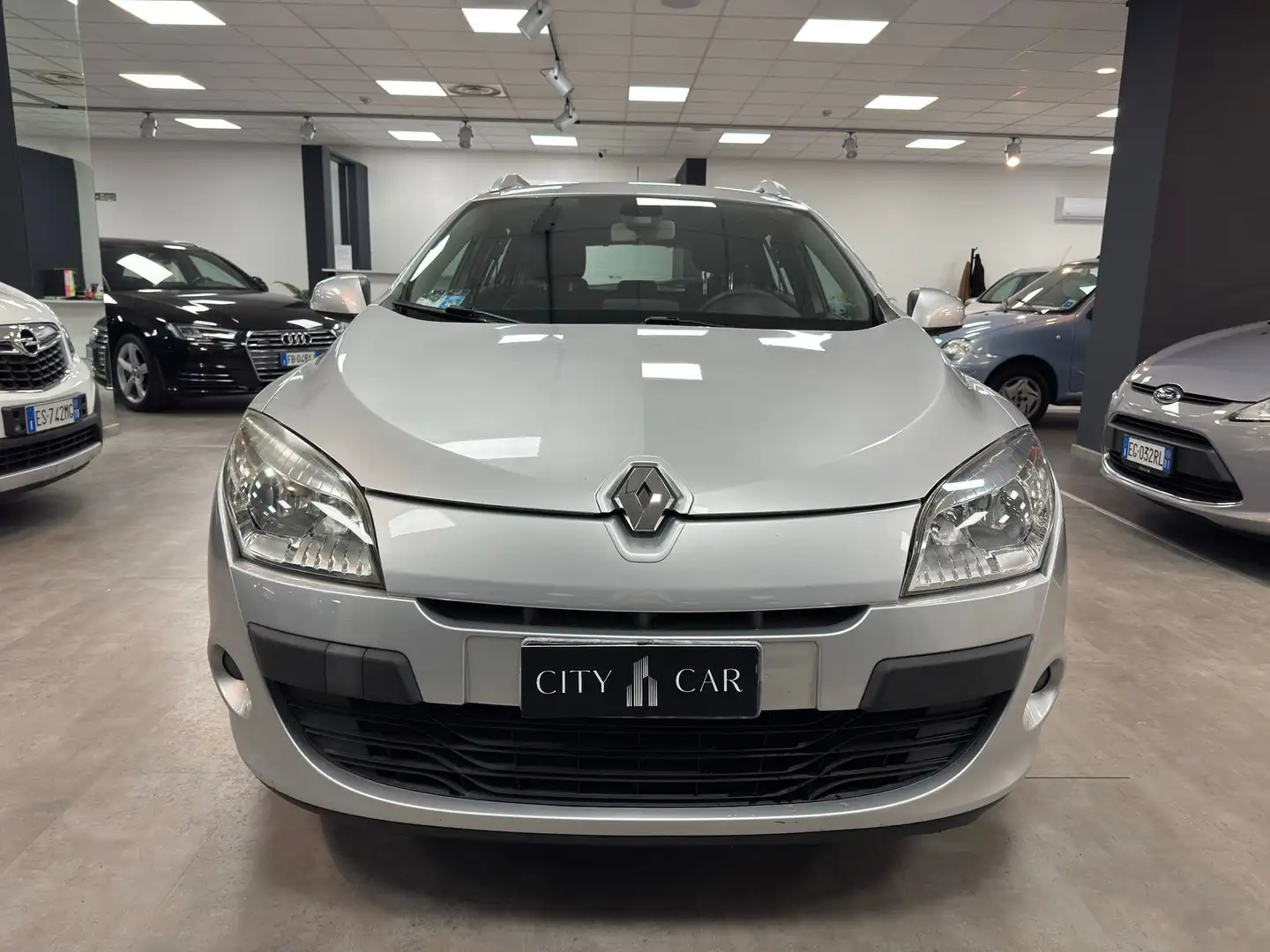 Renault Megane SporTour 1.5 dci Luxe TomTom 110cv Silber - 2