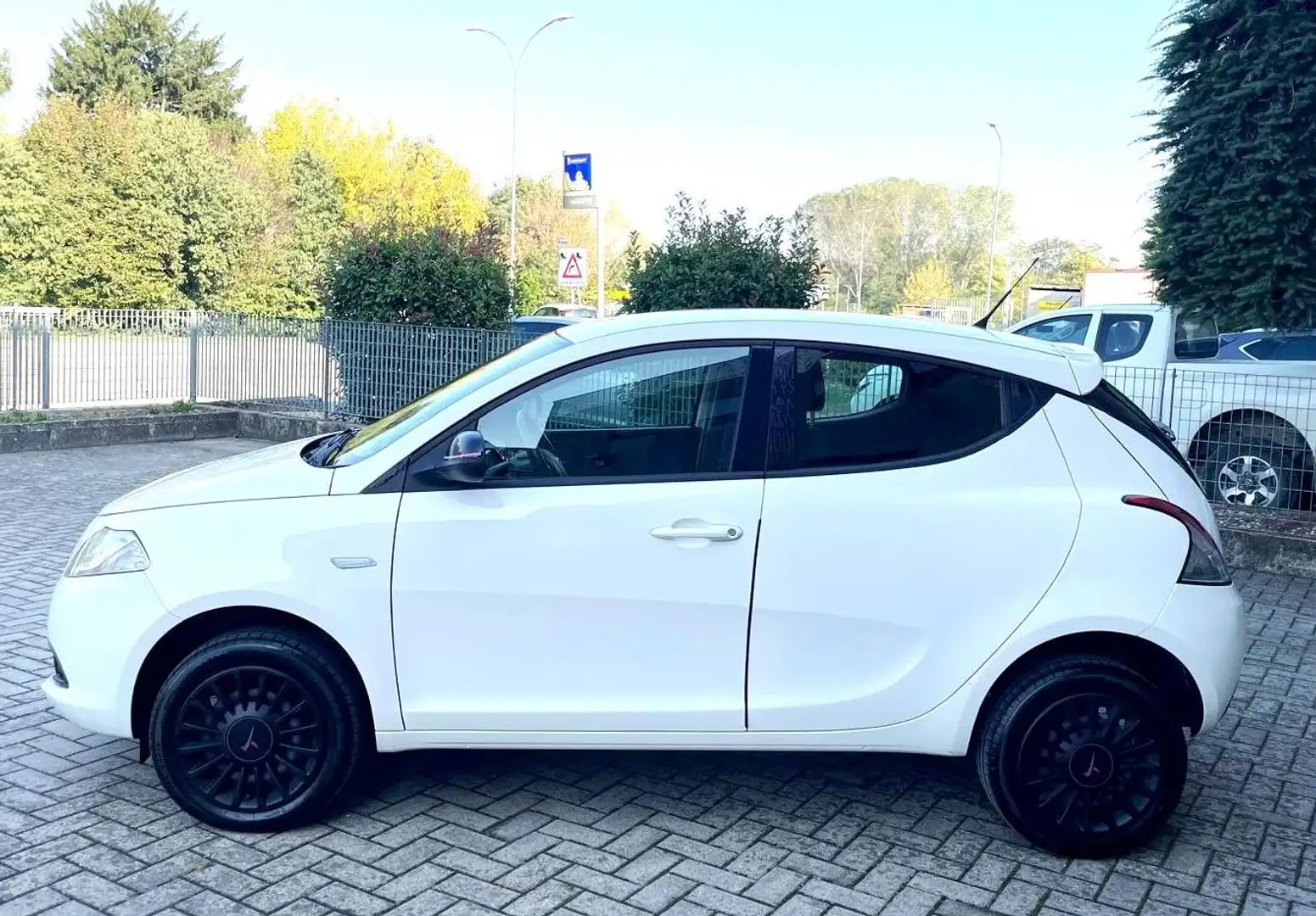 Lancia Ypsilon 0.9 t.air London Paris Metano-Unicoprietario- Bianco - 2