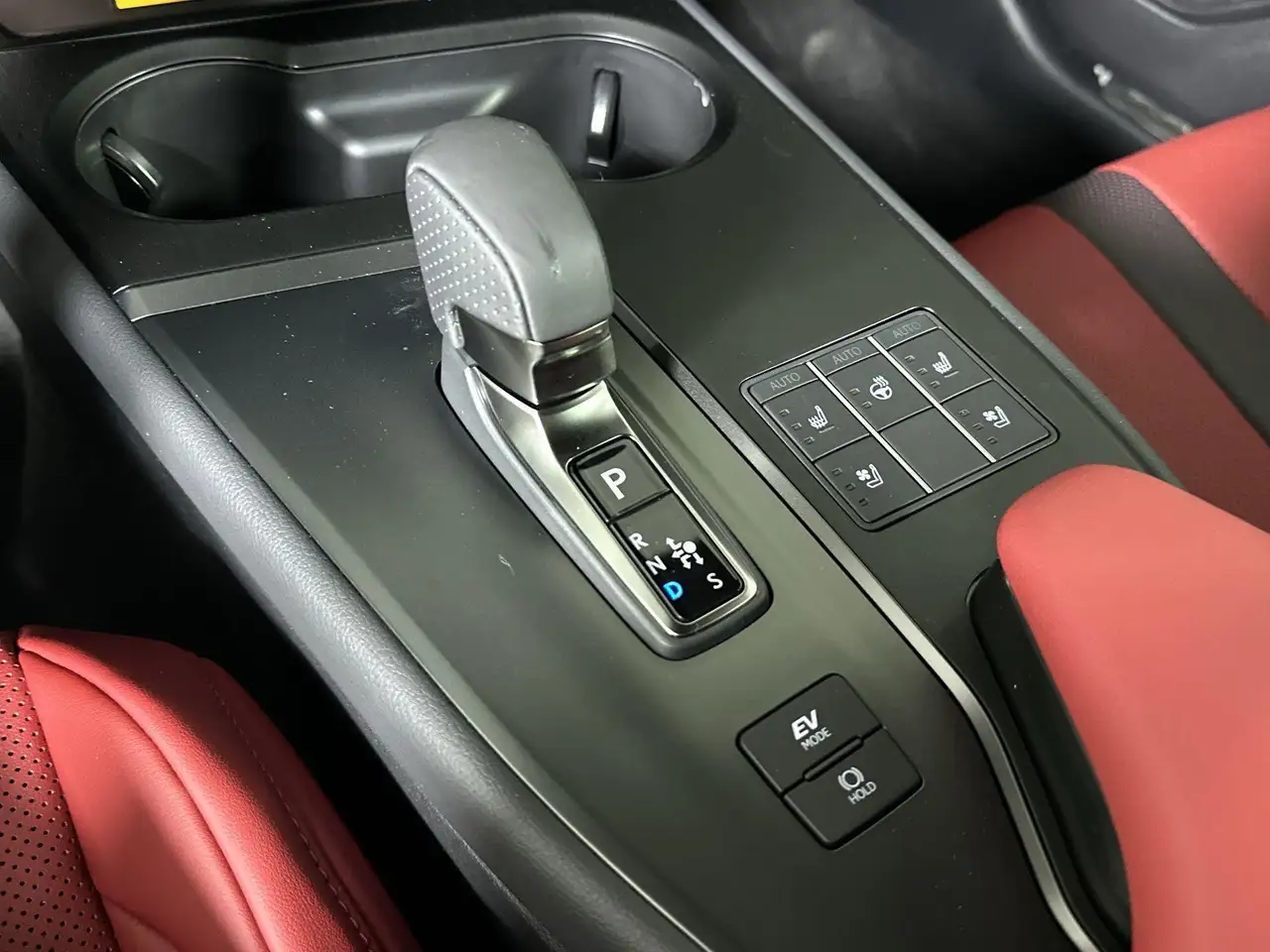 Lexus UX 300h снимка Lexus UX 300h